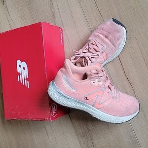 Girls sz 2 Fresh Foam New Balance